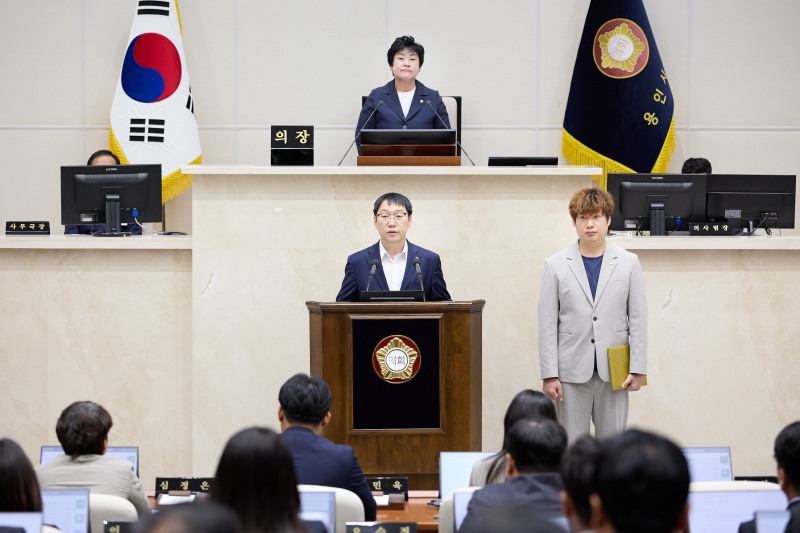 왼쪽부터 강영웅,이상욱 의원. /용인시의회
