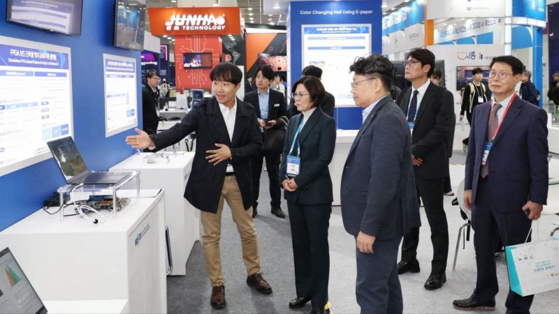 서울 코엑스에서 열린 ‘반도체대전(SEDEX 2026)’를 방문한 김보라 안성시장이 부스를 둘러보고있다. /페북 캡처