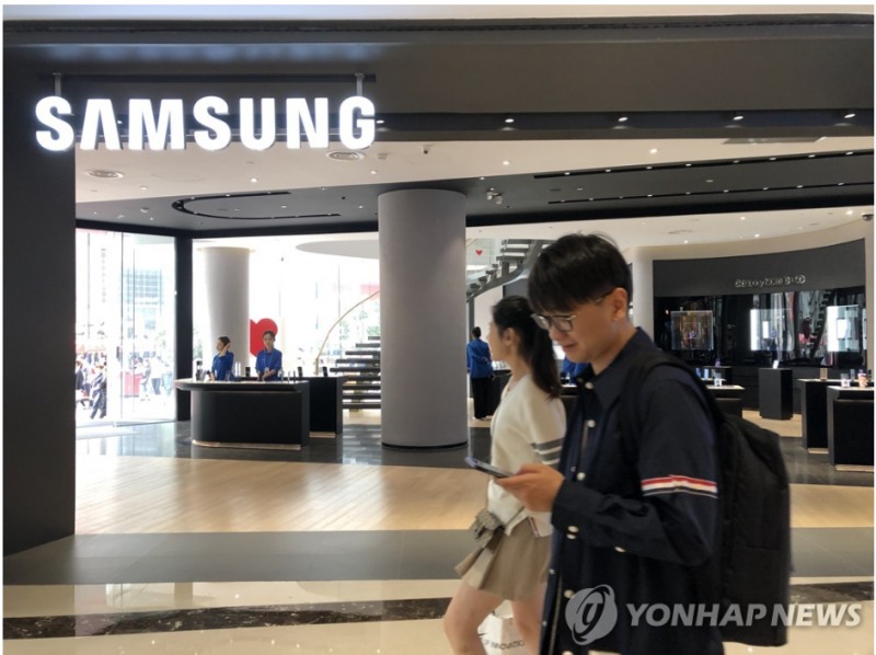 삼성 브랜드 가치가 아시아 소비자들로부터 3년 연속 1위를 차지했다고 일본 니케이가 보도했다. 사진=중국 상하이 삼성 플래그십 매장, 연합뉴스