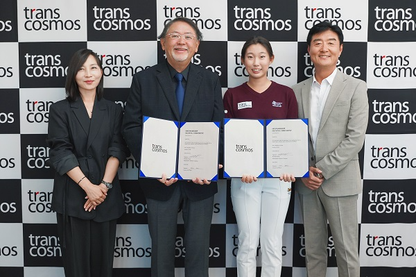 사진=서울 여의도 트랜스코스모스코리아 본사에서 열린 김서아 선수 후원 계약 체결식에서 (왼쪽부터) 트랜스코스모스코리아 이정아 대표이사, 트랜스코스모스 주식회사 오쿠다 마사타카 회장, 김서아 선수, , 세마스포츠마케팅 이성환 대표이사가 기념 촬영을 하고 있다.