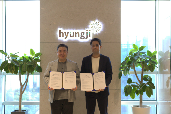 최준호 형지엘리트 대표이사(좌)와 티아고 오르타(Thiago Horta) 비온택 대표이사