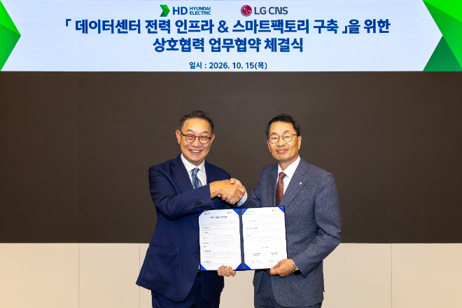 김영기 HD현대일렉트릭 김영기 대표이사(오른쪽)이 LG CNS 현신균 대표이사와 15일 경기도 성남시에 위치한 HD현대 글로벌 R&D센터에서 HD현대일렉트릭과 LG CNS간 ‘데이터센터 전력인프라 및 스마트팩토리 구축을 위한 상호협력 업무협약’을 체결한 뒤 기념촬영을 하고 있다. 사진= HD현대일렉트릭