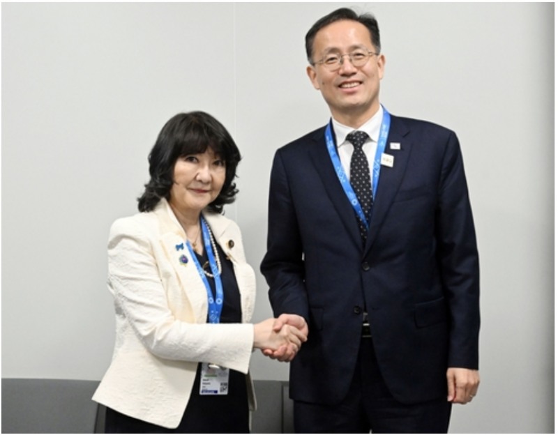 한국과 일본이 내달 말 만기 예정이었던 통화스와프(통화 교환)를 3년 연장하기로 했다. 사진=이형일 부총리와 가타야마 사쓰키 일본 재무상, 재정경제부 제공