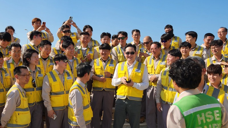 지난 2022년 12월 6일(현지 시각) 아랍에미리트(UAE)에 위치한 바라카 원자력 발전소 건설 현장에 방문한 삼성전자 이재용 회장이 건설 현장을 둘러보고 임직원들을 격려하고 있다./삼성전자