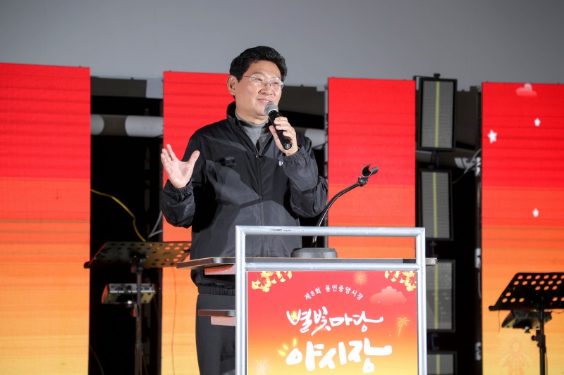 16일 용인중앙시장에서 이상일 용인특례시장이 제8회 용인중앙시장 별빛마당 야시장 개최를 축하하고 있다. /용인시