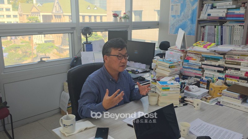 한양대학교 전영수 국제대학원 교수가 본지와의 인터뷰에서 발언하는 모습./이종균 기자