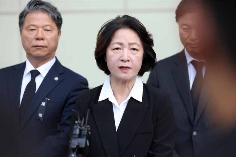 17일 오후 추미애 경기도지사가 부천 공장 화재로 순직한 고(故) 김진석 소방위의 빈소 앞에서 발언하고 있다. /경기도