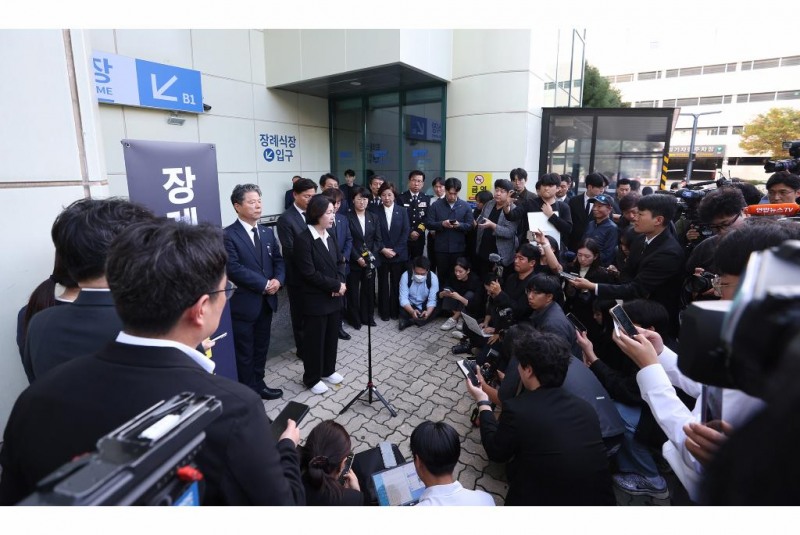 고(故) 김진석 소방위의 빈소 앞에서 발언하고 있는 추미애 경기도지사. /경기도