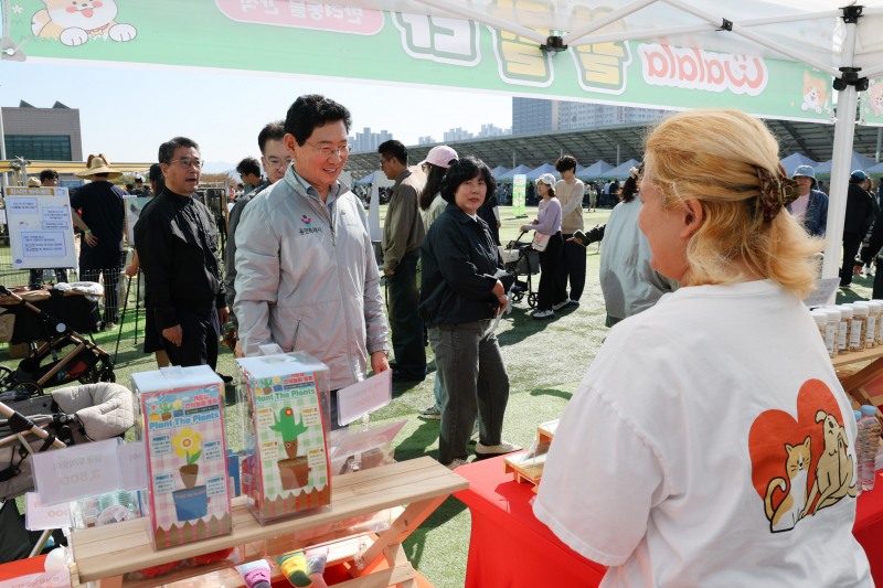 이상일 용인특례시장 17일 반려동물 문화축제 ‘2026 용인시와 행복하개’ 행사에서 부스를 살펴보고 있다. /용인시