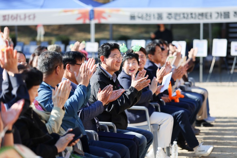 이상일 용인특례시장이 17일 '풍덕천1동민의 날'에서 지역 주민들과 소통하고 있다. /용인시