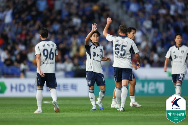동점골 터트린 울산 이진현(왼쪽에서 두 번째) / 사진=한국프로축구연맹 제공