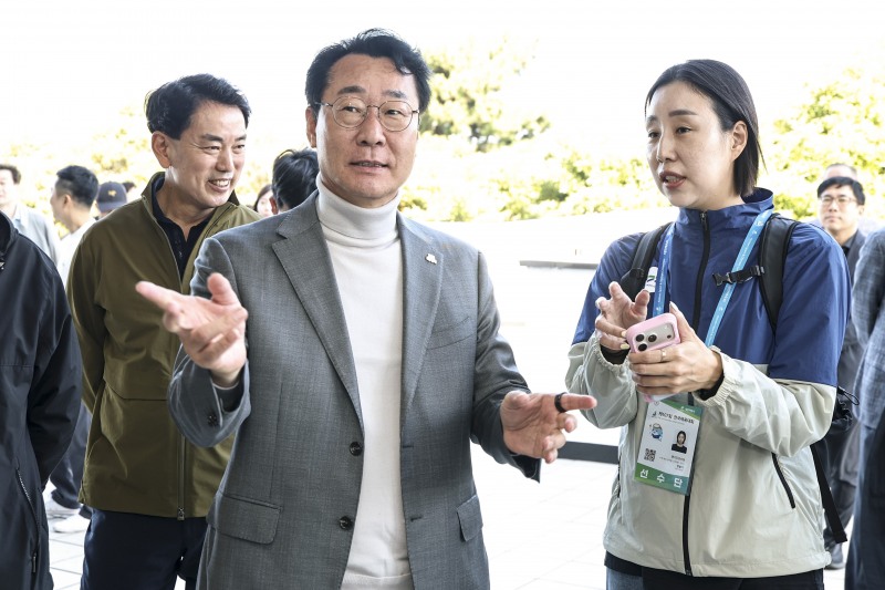 지난 17일 제주종합경기장 실내수영장에서 정명근 화성시장이 정슬기 경기도선수단 코치와 대화를 나누고 있다./화성시