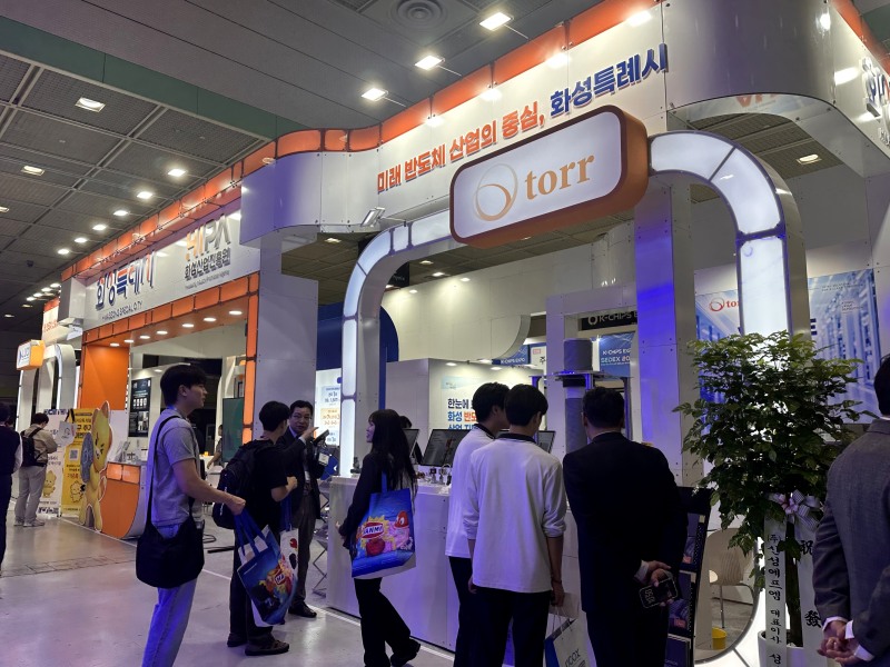 세덱스(SEDEX) 화성시 공동관에서 관내 기업 관계자가 방문객에게 자사 제품을 설명하고 있다. /화성시