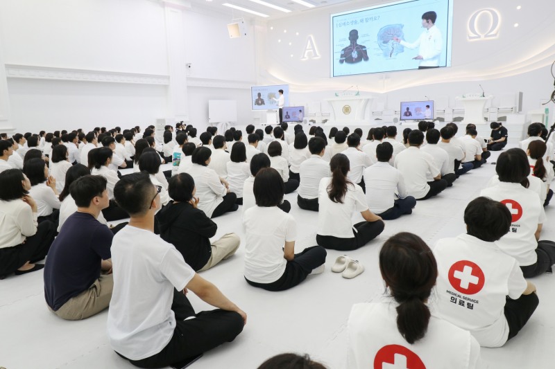 신천지 영등포교회에서 심폐소생술 교육이 진행된 가운데 참석자들이 강의를 듣고 있다. / 신천지 바돌로매지파 제공