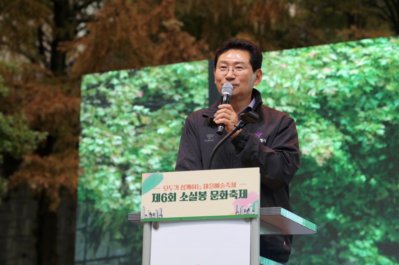 이상일 용인특례시장이 18일 수지구 상현2동 ‘제6회 소실봉 문화축제’를 찾아 지역의 문화·체육시설 확충 계획을 설명하고 있다. /용인시
