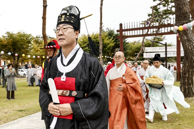 정명근 화성시장이 18일 용주사에서 열린 '2026년 국행 무차회'에서 전통제례복을 입고 의식에 참여하고 있다. /화성시