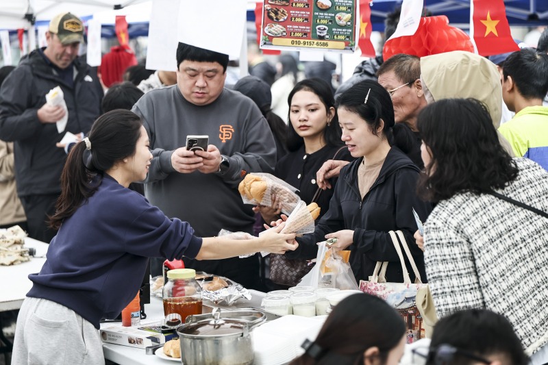18일 화성시 발안만세시장에서 열린 '제3회 세계음식문화 페스티벌'에서 방문객들이 베트남 음식을 구매하고 있다. /화성시