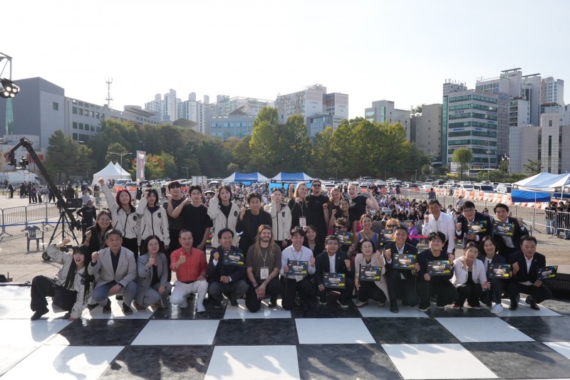 지난 17일 시흥시청에서 개최한 제11회 시흥시청소년동아리축제에 참가한 청소년 및 관계자들이 기념촬영을 하고 있다. /시흥시