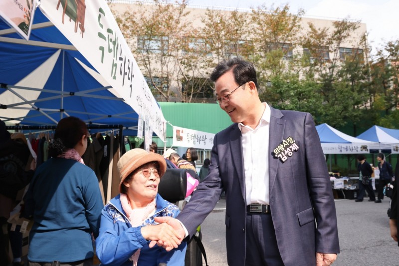김성제 의왕시장이 행사장에서 한 시민과 인사를 나누고 있다. /의왕시