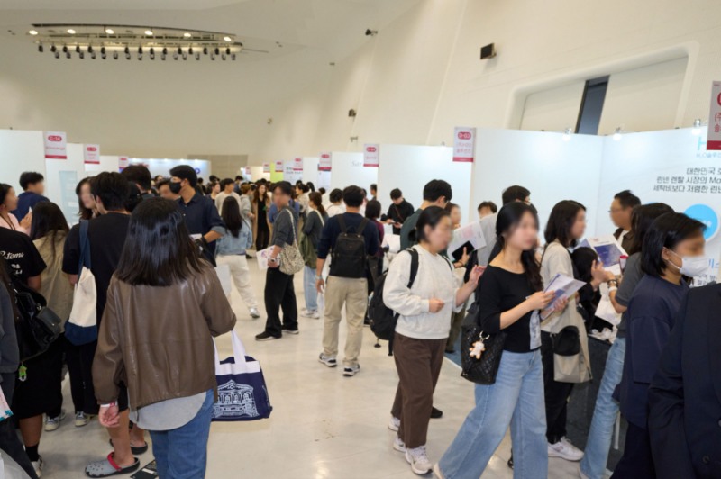 ‘K-Stay EXPO 2026’을 찾은 참관객들이 전시 부스를 관람하고 있다.