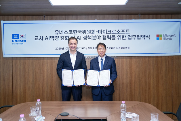 유네스코한국위원회 홍현익 사무총장(오른쪽)과 케빈 프레이 MS 최고임팩트 책임자(사진제공= 유네스코한국위원회)
