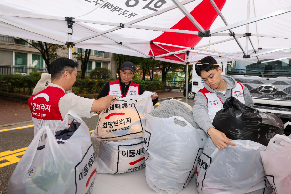 희망브리지 전국재해구호협회 직원 및 봉사자가 재난취약계층의 세탁물을 수거하고 있다.