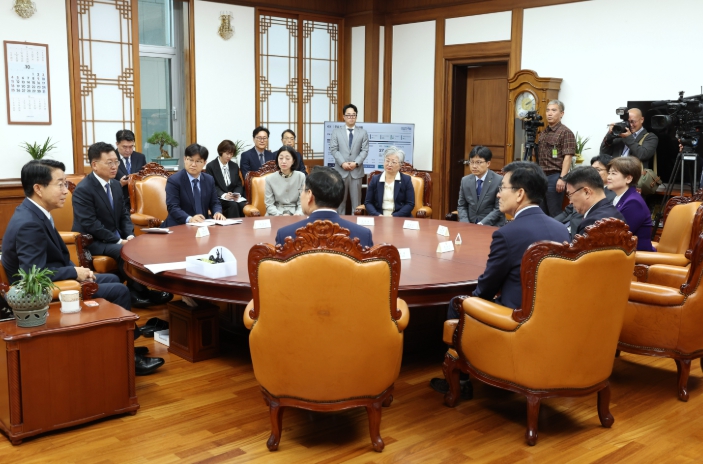 조용식 교육감이 19일 서울 여의도 국회에서 조정식 국회의장을 만나 지방교육재정교부금 개편안 재검토를 요청하고 의견을 듣고있다.