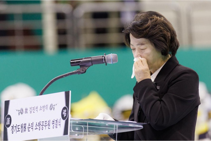 19일 오전 부천체육관에서 진행된 화재현장 순직소방공무원 영결식에서 추미애 경기도지사가 영결사를 하고 있다./경기도