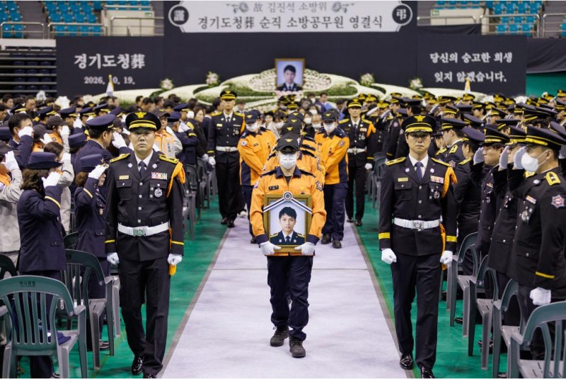 19일 오전 부천체육관에서 추미애 경기도지사, 유족, 국회의원, 행정안전부, 소방청, 도의원 등이 참석한 가운데 화재현장 순직소방공무원 영결식이 진행됐다./경기도