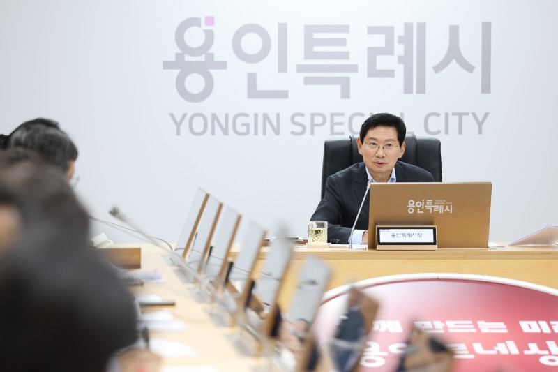 이상일 용인특례시장이 19일 간부공무원회의에서 반도체고 건립 준비에 최선을 다할 것을 주문했다. 용인시