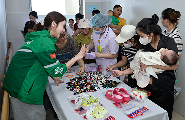 스마일게이트 희망스튜디오 관계자들이 베트남 다낭 모자병원에서 연세대학교의료원과 함께 구순구개열 환아를 위한 의료 지원과 봉사활동을 진행하고 있다. 사진 제공: 스마일게이트