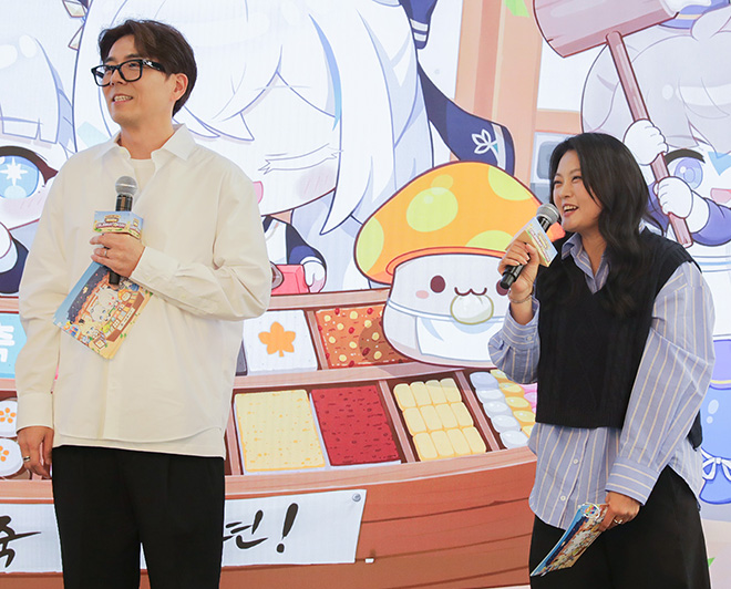 '메이플스토리M'의 김현승 총괄 디렉터(왼쪽)와 이사라 기획팀장. 사진 제공: 넥슨