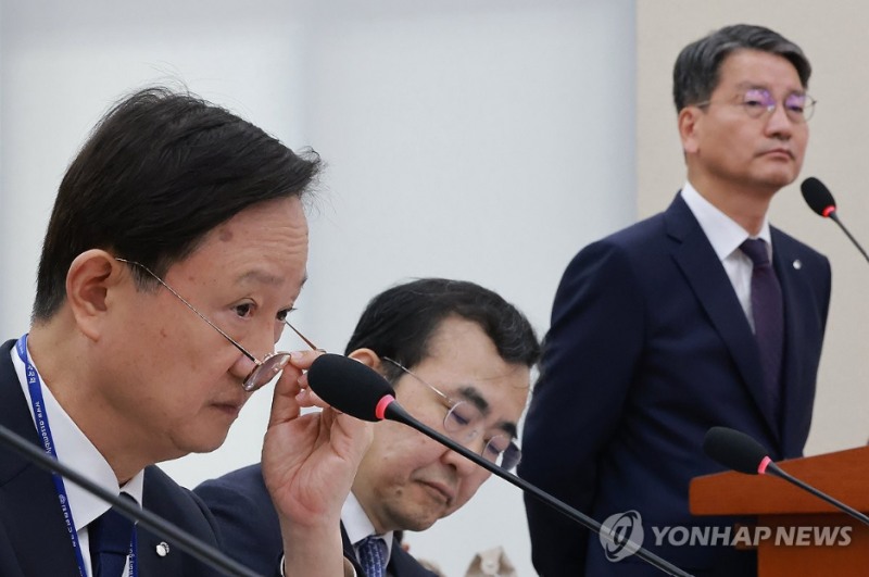 이찬진 금융감독원장(왼쪽)은 19일 국회 국정감사에서 "금감원이 현장에 있어야 한다는 부분을 정부가 적극 고려해야 한다"며 세종이전에 부정적인 입장을 재차 밝혔다. 사진=연합뉴스