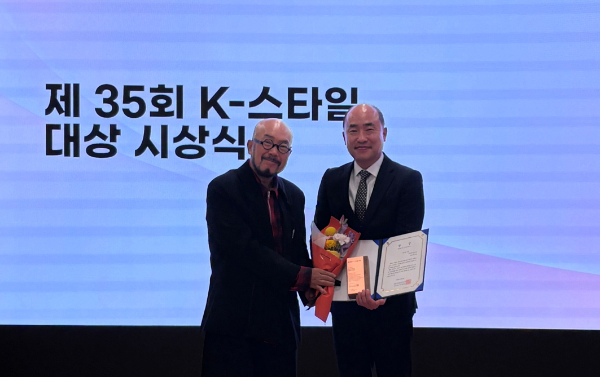 형지엘리트 김남용 엘리트사업본부장(오른쪽)과 시상을 맡은 이상봉 한국패션디자이너연합회 회장