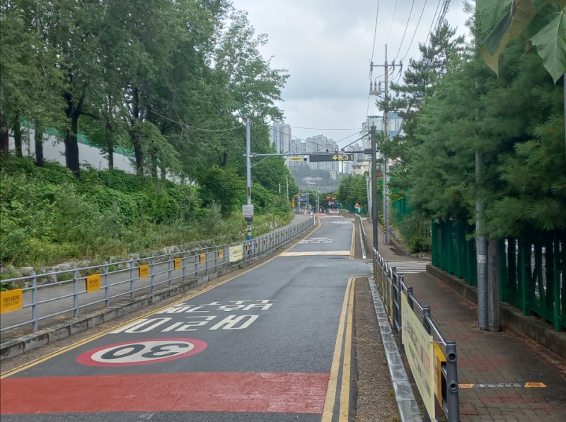 언동초·중학교 통학로 전경. /용인시