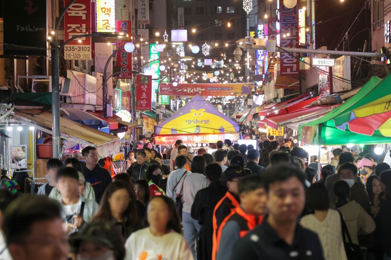 용인특례시 별빛마당 야시장을 찾은 시민들 모습. /용인시