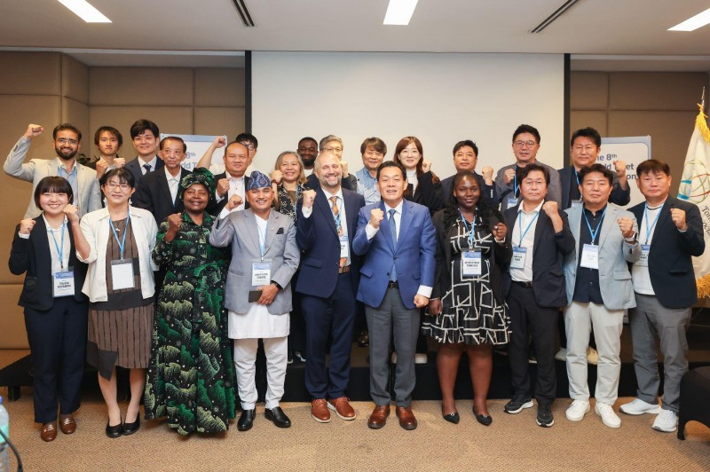 지난 13일 필리핀에서 열린 2026 세계화장실협회 총회에 참석한 관계자들이 기념촬영을 하고 있다. /수원시