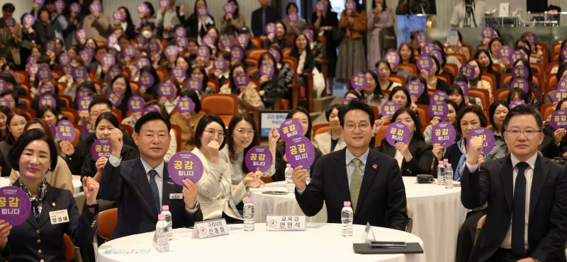 안민석 경기도교육감이 19일 오전 구리시청에서 신동화 구리시장, 이지명 구리남양주교육장과 학부모들과 함께 기념촬영을 하고 있다. /경기도교육청