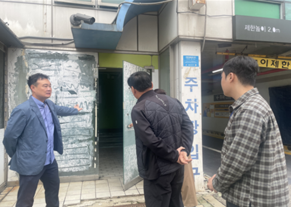 (왼쪽)김회근 서울시의원이 지난 19일 서울 광진구 중곡1동 공영주차장을 방문해 장기간 공실로 남아 있는 점포와 노후시설을 살펴보고 관계자들과 시설 개선방안을 논의하고 있다./김회근 의원실