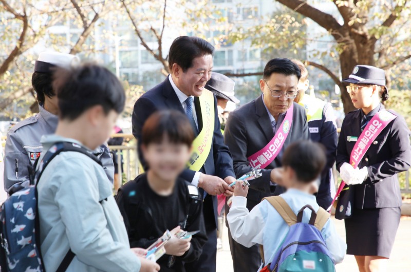 20일 오전 안일초등학교 정문과 통학로 일원에서 최대호 안양시장이 '민관 합동 등굣길 교통 안전 캠페인'을 전개하고 있다. /안양시