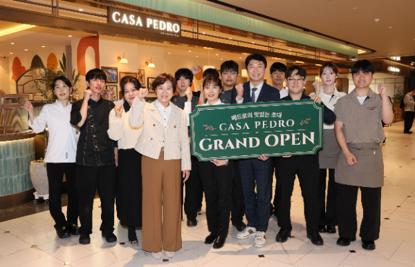 신규 외식 브랜드 ‘까사페드로(Casa Pedro)’ 매장 앞에서윤다예 엠에프지코리아 대표(앞줄 왼쪽부터 4번째)와 임직원들이 오픈을 축하하며 기념촬영을 하고 있다.