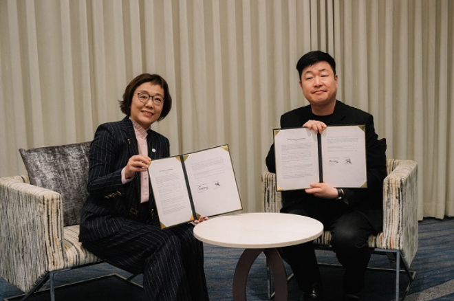사진=대만콘텐츠진흥원 수 왕(Sue Wang) 이사장(왼쪽)과 B.A.엔터테인먼트 장원석 대표(오른쪽)가 지난 12일 파라다이스 호텔 부산에서 업무협약을 체결한 모습(사진제공:대만콘텐츠진흥원)
