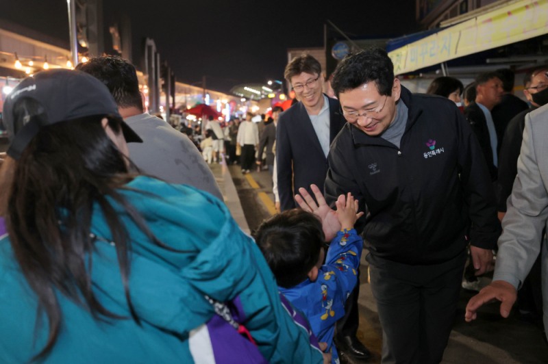 이상일 용인시장이 별빛마당 야시장과 김량장 페스티벌을 찾아 시민들과 소통