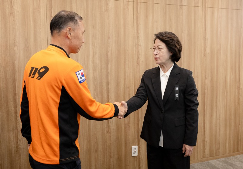 추미애 경기도지사가 노조관계자와 악수를 하고있다. /경기도