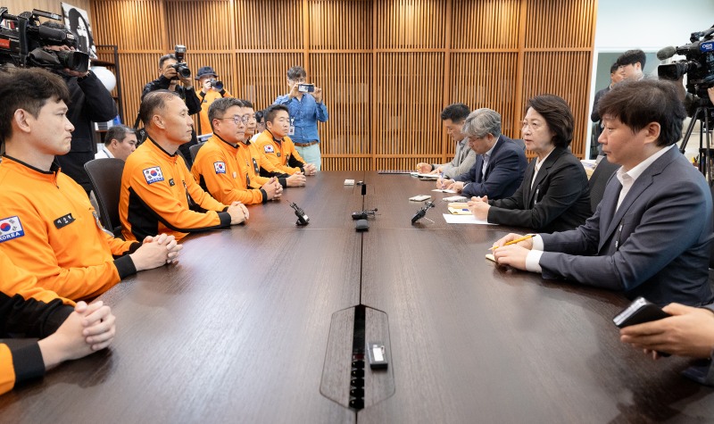 추미애 경기도지사가 소방노조 관계자들과 대화를 하고있다. /경기도