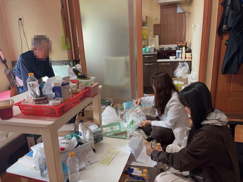 '찾아가는 방문약사 약물관리사업’모습. /용인시