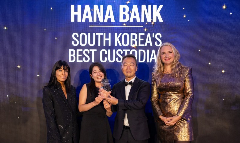 하나은행은 세계적인 금융전문지 유로머니(Euromoney)가 주관하는 '마켓어워즈 2026(Market Awards 2026)'에서 '대한민국 최우수 수탁은행(South Korea'S Best Custodian)'에 선정됐다. 이날 시상식에 참석한 하나은행 임직원들이 유로머니 관계자와 기념 촬영을 하고 있다./하나은행