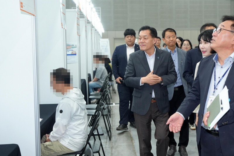 2026 수원시 일자리박람회 행사장을 찾은 이재준 수원특례시장. /수원시