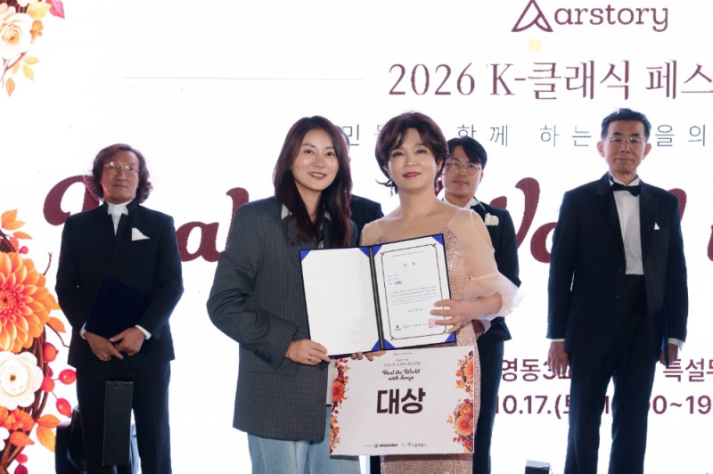 콩쿠르 수상식_진진블루스대표오수진(왼쪽)+대상 소프라노 임승환(오른쪽)