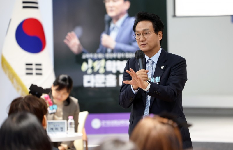 안민석 경기도교육감이 20일 양평 이함캠퍼스에서 열린 양평 학부모 타운홀 미팅에서 학부모 질문에 답하고 있다./경기도교육청
